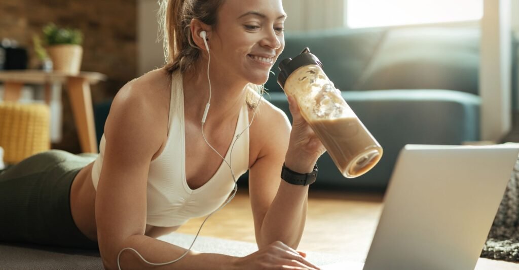 whey protein sendo consumido após o treino
